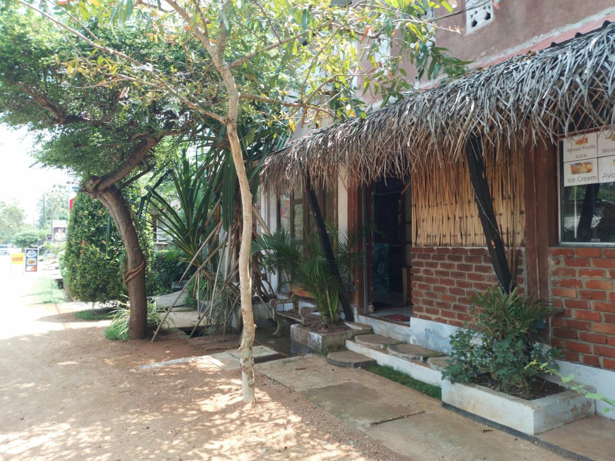 Lucky Holiday Home Anuradhapura Buitenkant foto