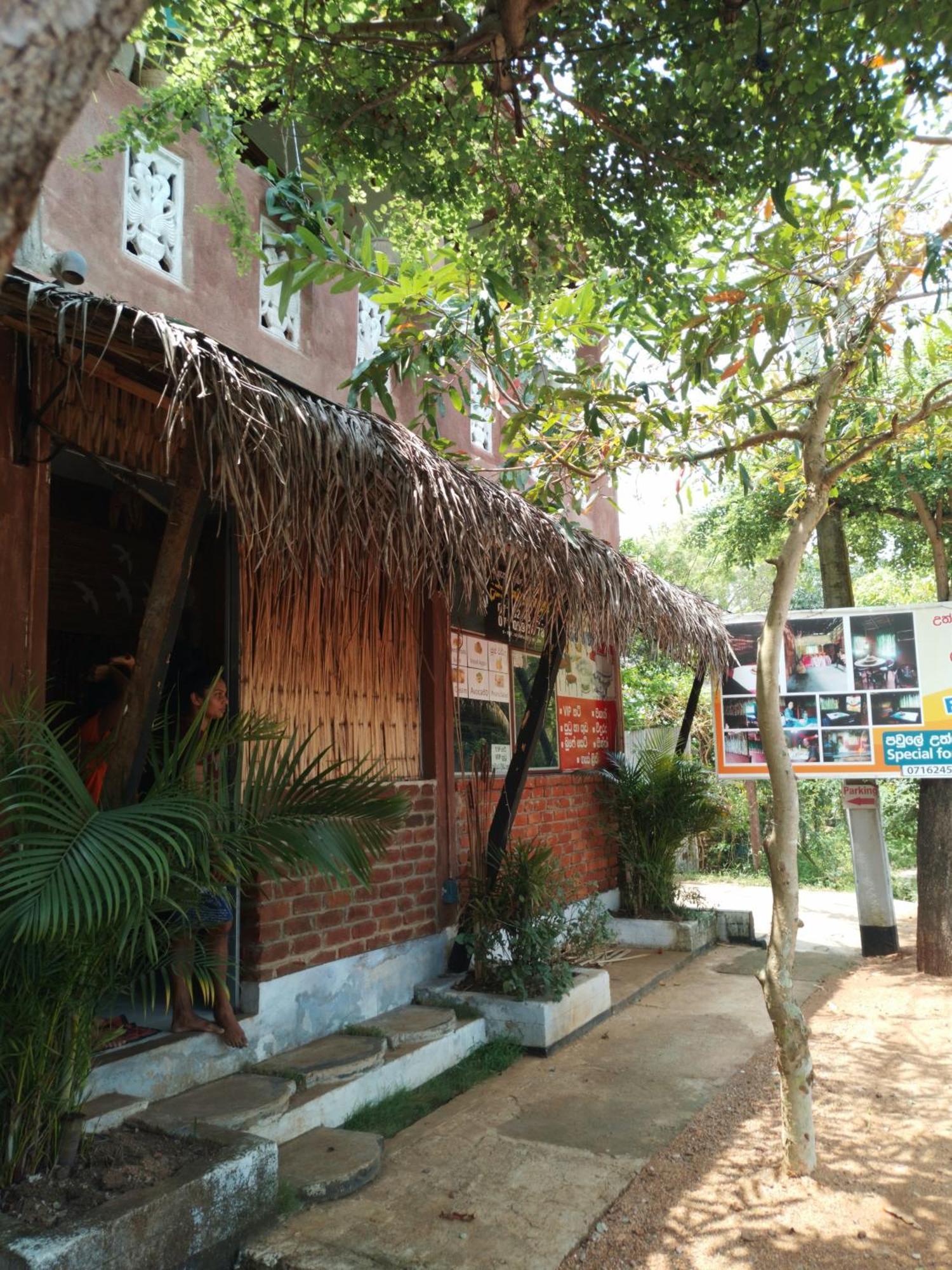 Lucky Holiday Home Anuradhapura Buitenkant foto