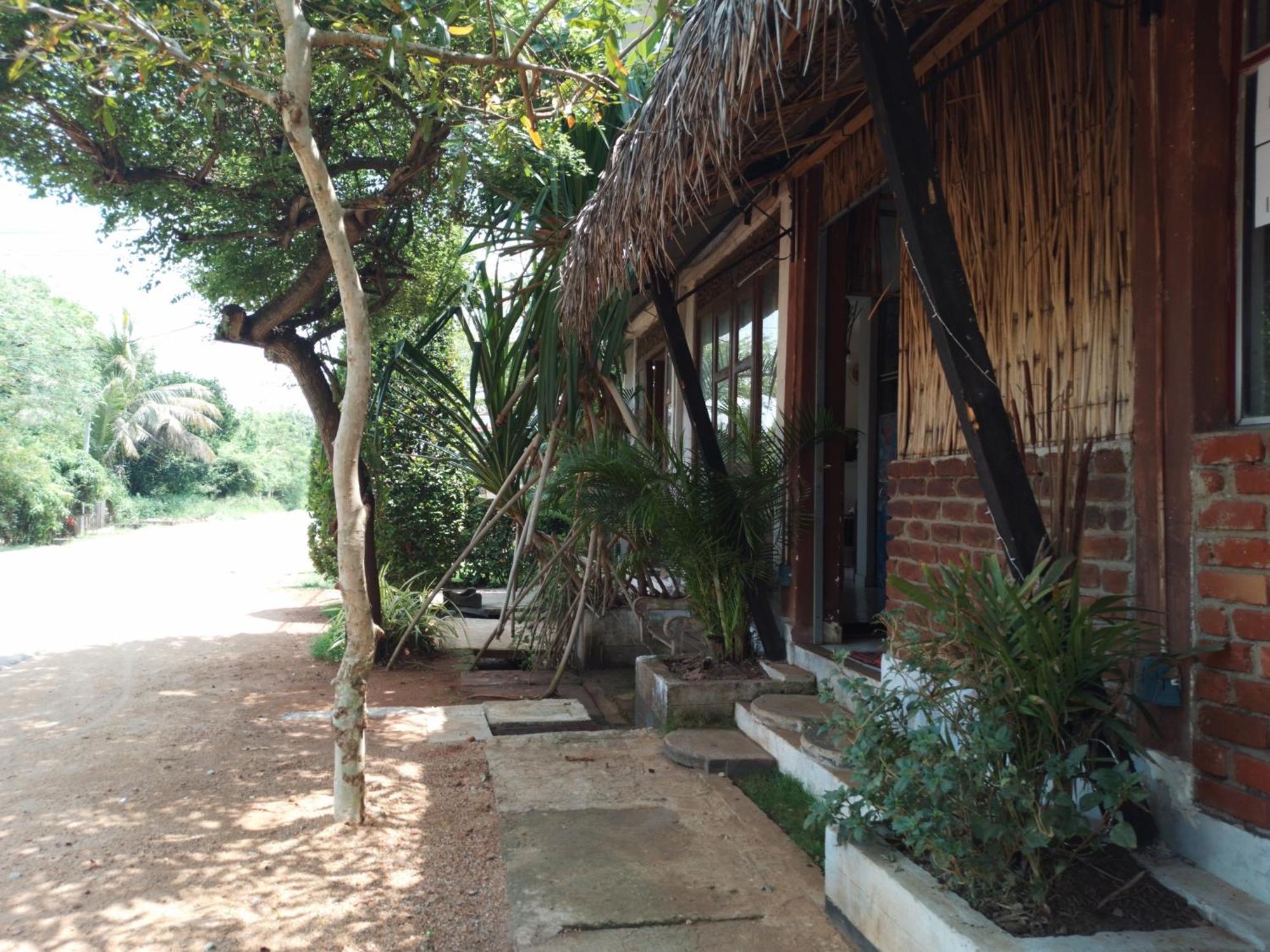 Lucky Holiday Home Anuradhapura Buitenkant foto