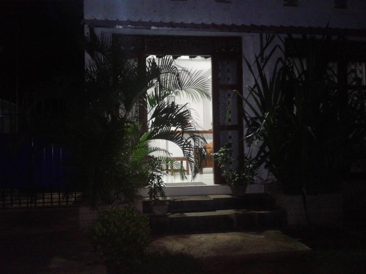 Lucky Holiday Home Anuradhapura Buitenkant foto
